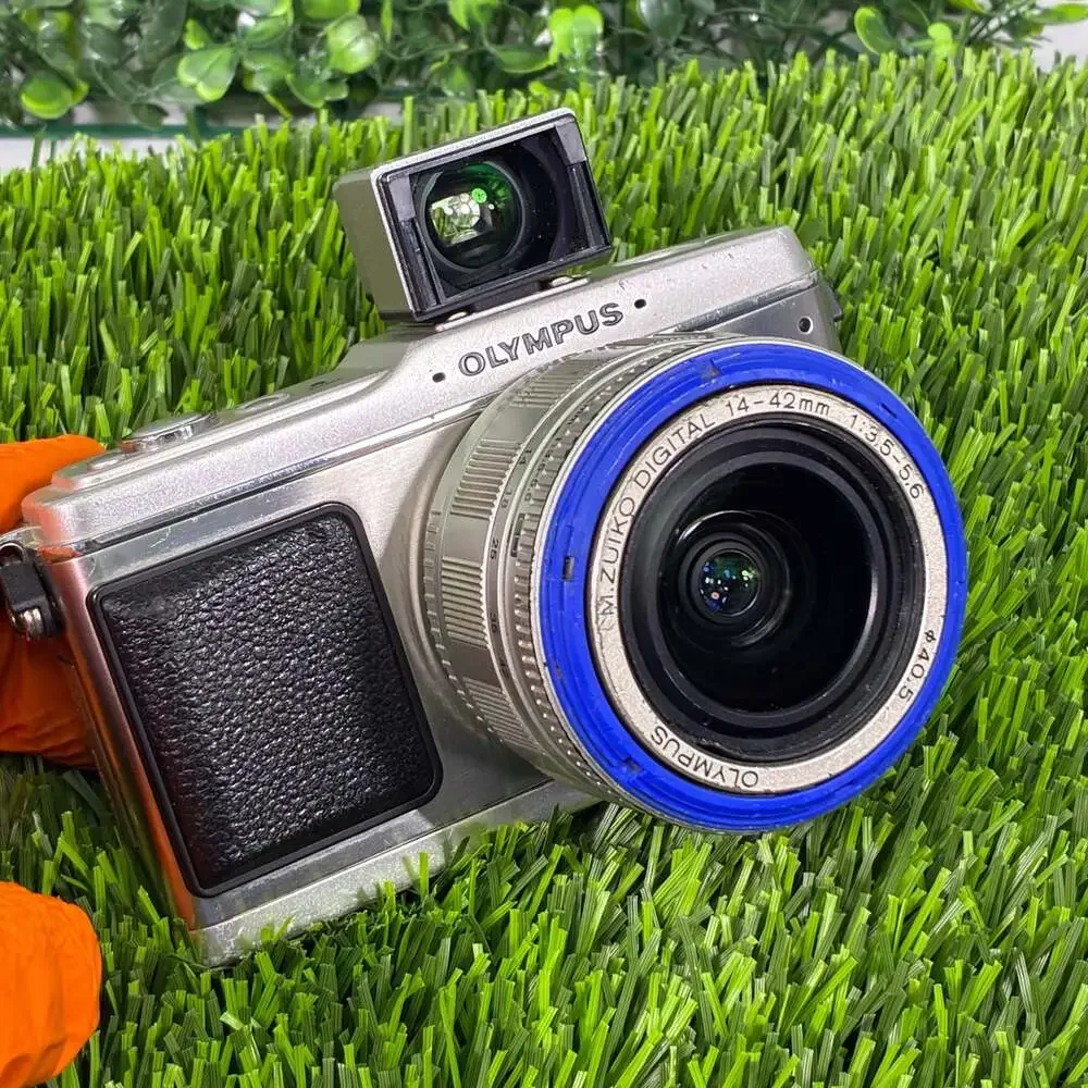 Olympus PEN E-P1 12MP Digital Micro Four Thirds Camera with M.Zuiko 14-42mm Lens
